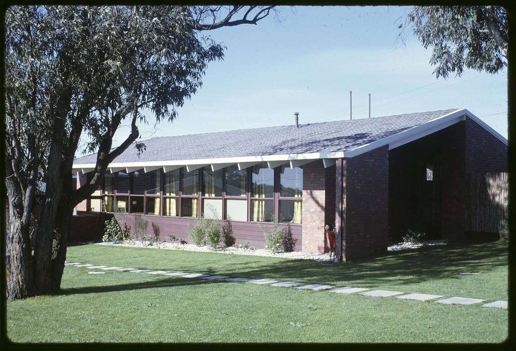 House. RB.008 for Lend Lease Homes Pty. Ltd., 8 Glen Tower Drive, Glen Waverley, Appletree Hill estate, designed by Robin Boyd, 1966.